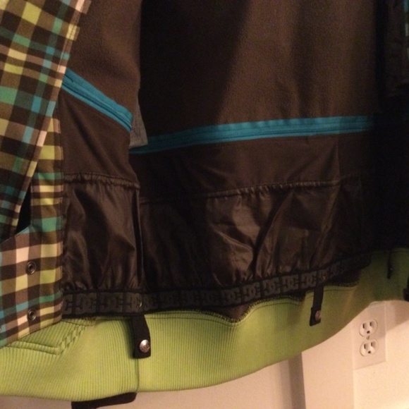 DC Skiing/Snowboarding Jacket - Picture 5 of 5
